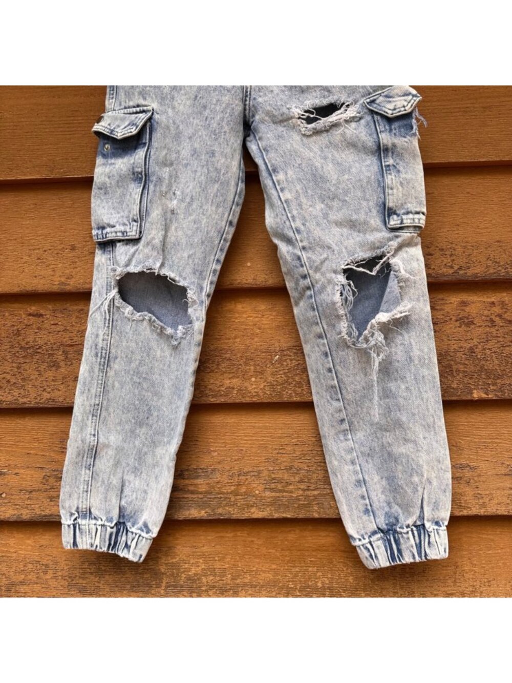 Distressed Acid Wash Denim Cargo Jogger Pants With Elastic Hem And Multiple Pock - Picture 5 of 13